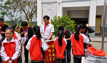 麥克威 關(guān)愛貧苦小學(xué)生